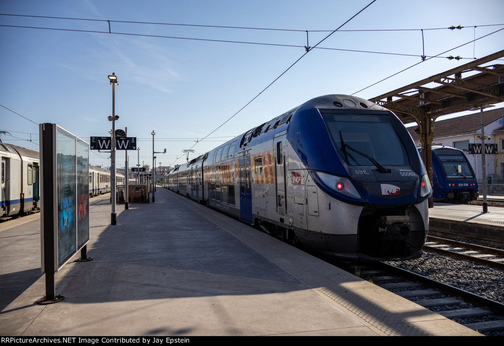 A Régio2N EMU departs Marseille Saint-Charles 